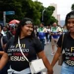 Jovens e mulheres puxam aumento de evangélicos no país, revela IBGE