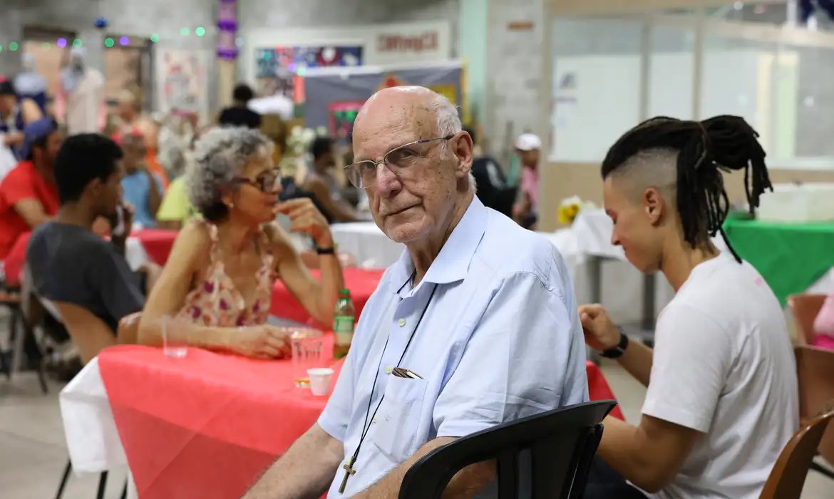 Leia mais sobre o artigo Júlio Lancelotti promove almoço de natal para moradores de rua em SP