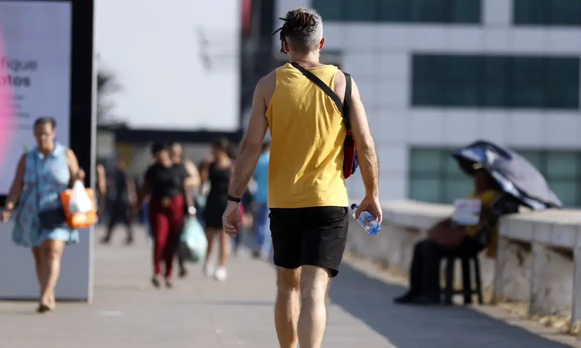 Leia mais sobre o artigo Brasil tem previsão de Natal com ondas de calor e chuvas