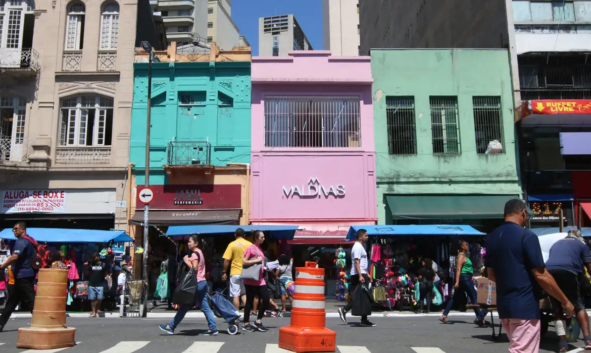 Leia mais sobre o artigo Consumo das famílias compensa juros e leva desemprego ao menor nível