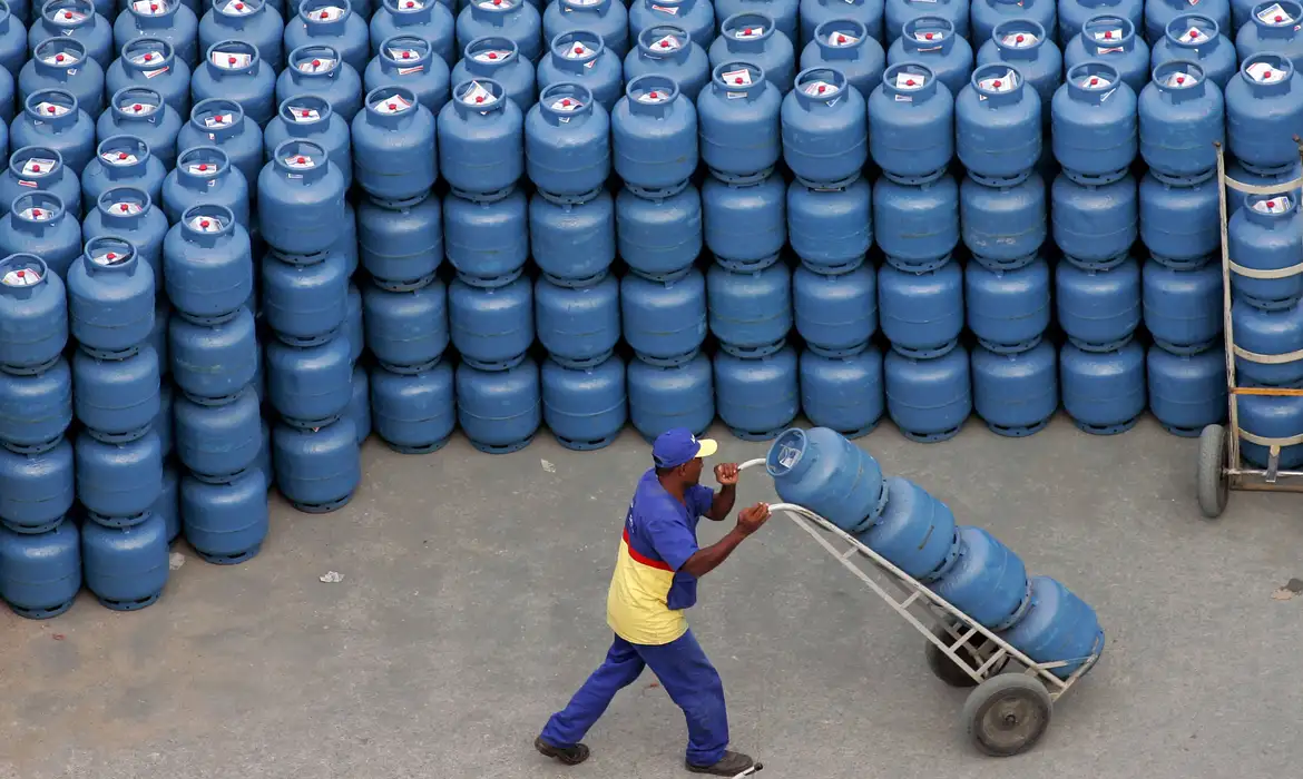 Leia mais sobre o artigo Governo libera R$ 330 milhões para segurar preço do gás de cozinha