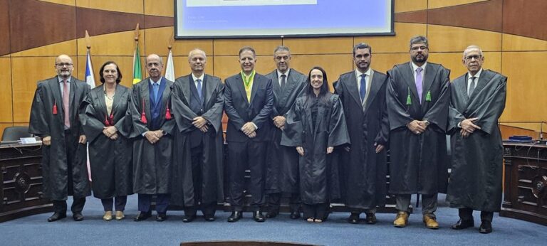 Jurista Adriano Sant’Ana Pedra recebe a Comenda do Mérito Eleitoral por sua atuação no TRE-ES