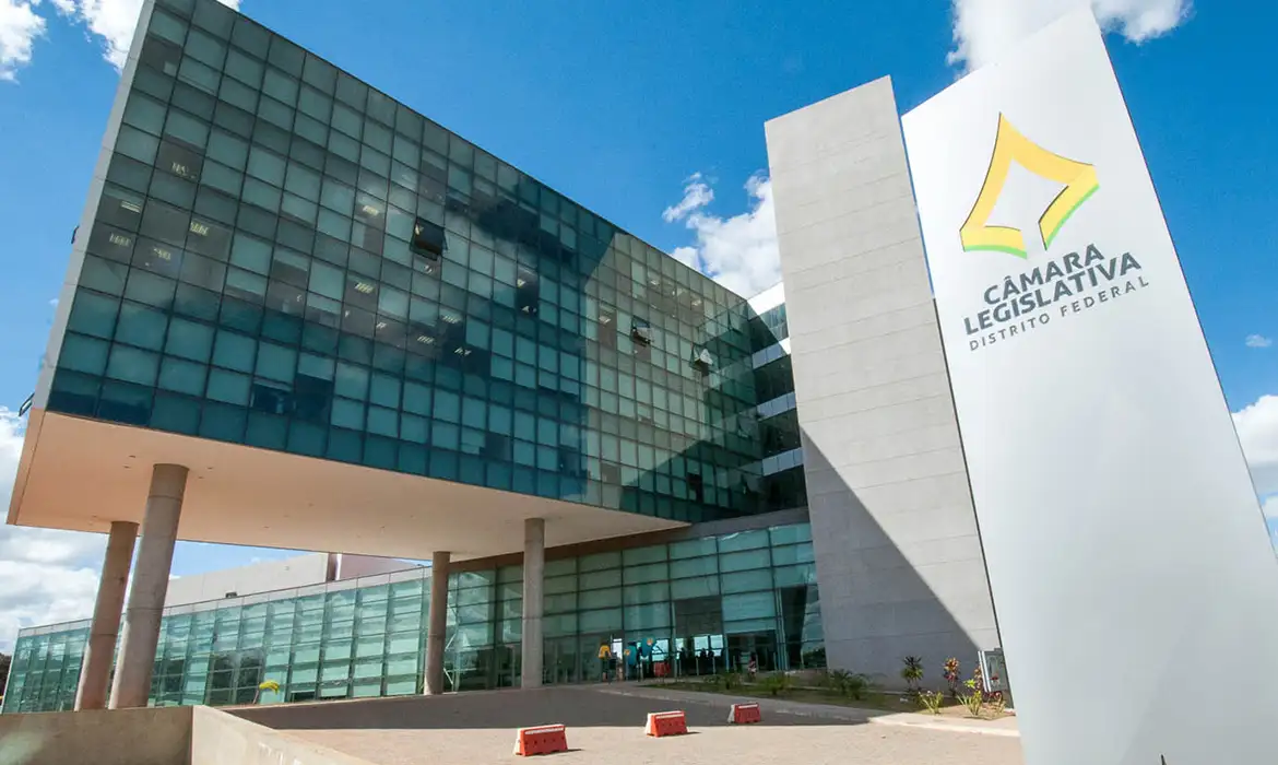 Leia mais sobre o artigo Deputados distritais extinguem jornada 6×1 de terceirizados