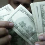 Dólar fecha estável, mas acumula queda de 1,82% em julho