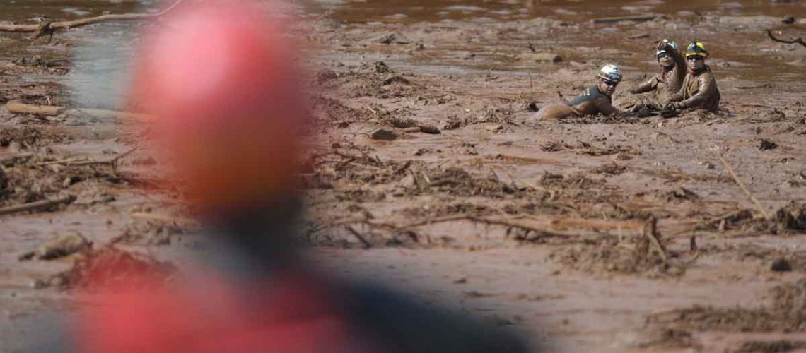 1_bombeiros-trabalham-na-lama-para-resgatar-corpo-de-vitima-do-desastre-de-brumadinho-_1_51590-30917053