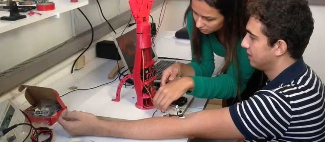 Os equipamentos culturais reabilitados no Centro Histórico de Vitória representam a oportunidade de transformar patrimônios arquitetônicos em vetores de dinamização cultural e econômica, incentivando o turismo, a educação patrimonial e a valorização da - 13