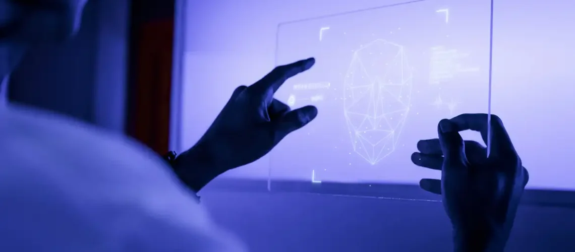 designer-usando-uma-tecnologia-futurista-de-tela-de-tablet-digital-transparente