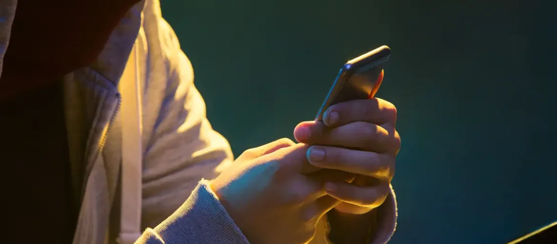 hacker-de-computador-com-capuz-roubar-informacoes-com-o-laptop