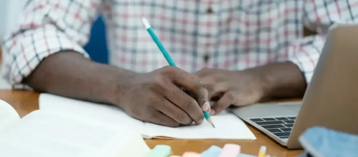 homem_estudando_noticia-1109x675