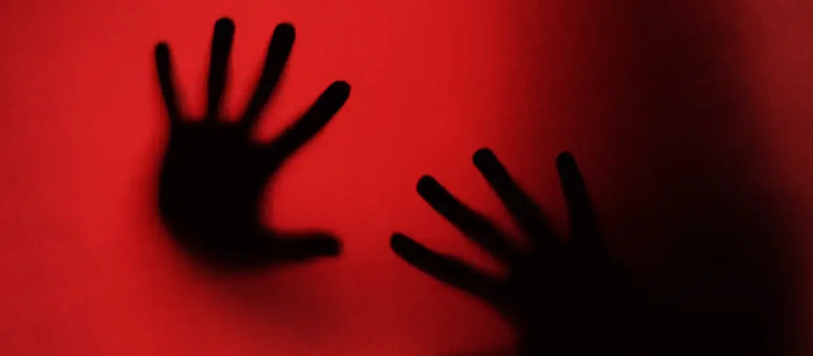 silhuetas-a-de-maos-aterrorizantes-no-estudio_0